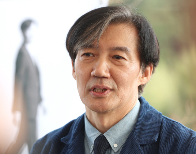 조국 전 법무부 장관이 지난 9일 경남 양산시 하북면 평산마을 평산책방에서 열린 '디케의 눈물, 조국 작가와의 만남'에서 취재진과 인터뷰하고 있다. 연합뉴스